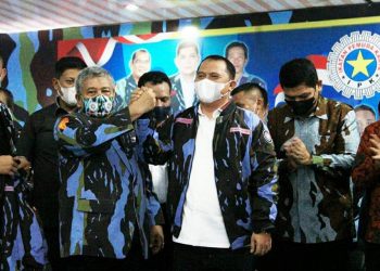 Bupati Labuhanbatu H Erik Adtrada Ritonga (kanan).