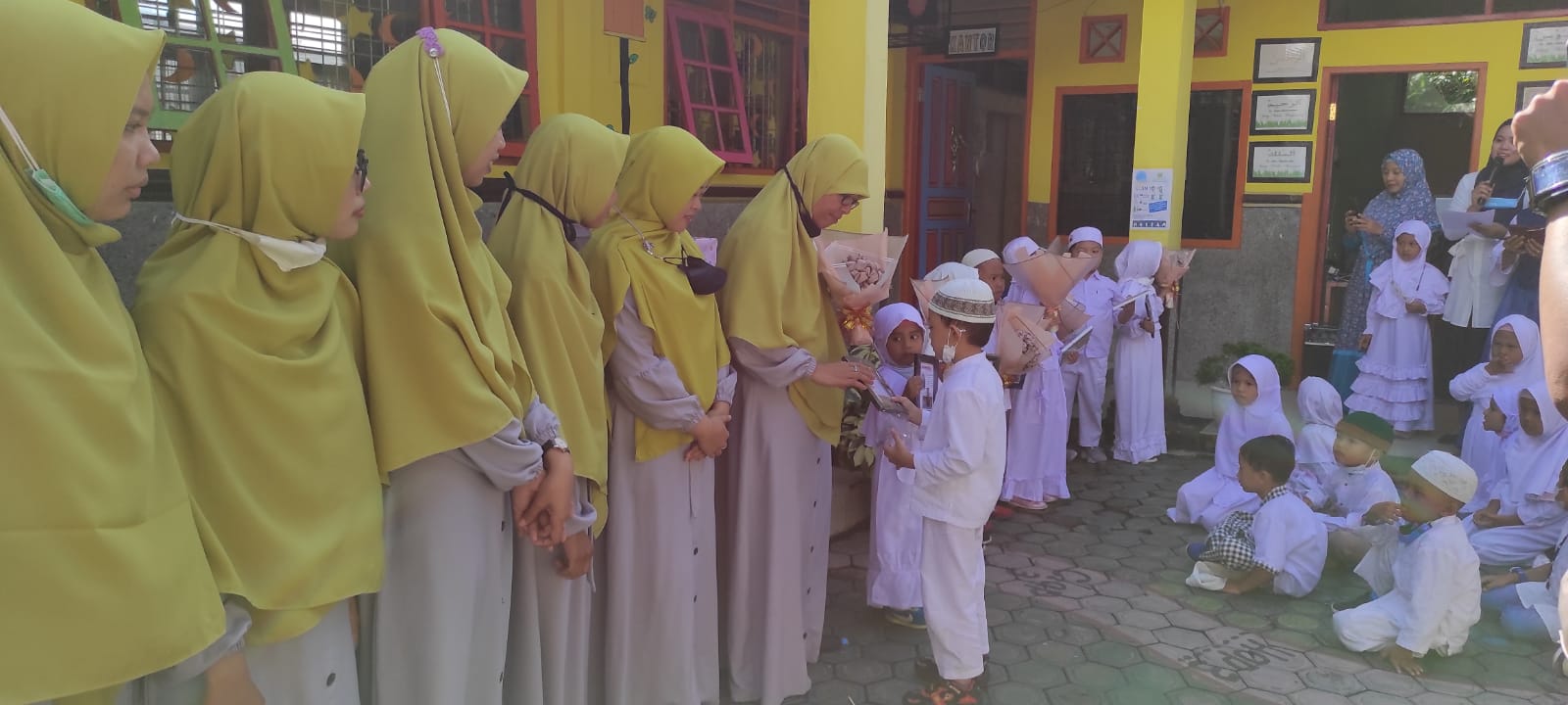 Peringatan Hari Guru di RA IT Ulil Albab Terima Kasih, Guruku!