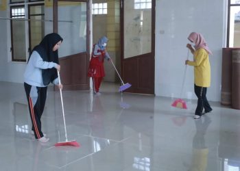 IKK Labuhanbatu Serahkan Infaq dan Bersihkan Masjid