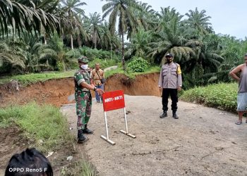 Personel Polsek Bandar Pasir Mandoge Asahan  Tangani Tanah Longsor di Jalan Penghubung 2 Desa