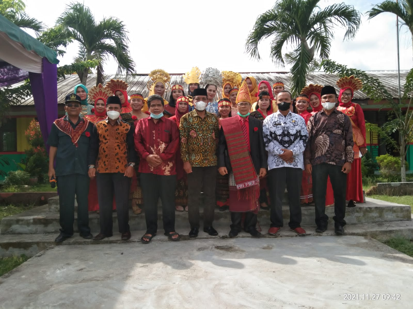 Guru di SMPN 1 Meranti Pakai Baju Adat