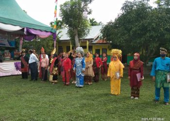 Guru di SMPN 1 Meranti Pakai Baju Adat