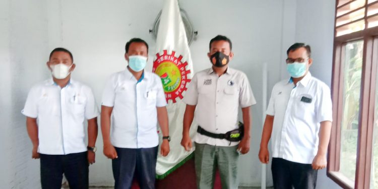 Ketua SPBUN PTPN IV Pulu Raja foto bersama Kanit Intel Polsek Pulau raja, di Kantor SPBUN.
foto/teks: sofyan butar butar