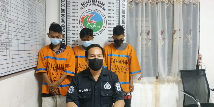 Ketiga tersangka (baju oranye) diamankan di Mako Polres Pematangsiantar.