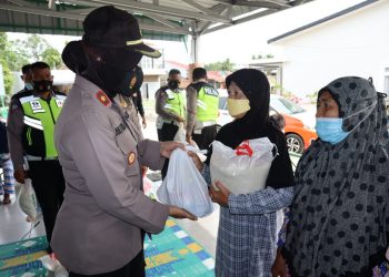 Hut Korps Brimob ke -76, Warga dan Personil Polri Peroleh Bansos dari Polres Asahan