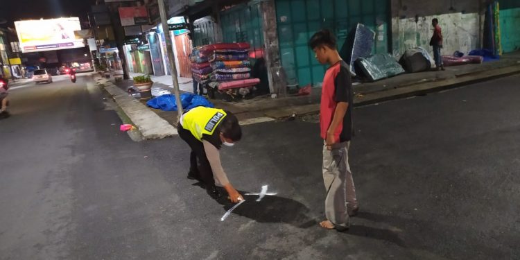 Personil Polres Pematangsiantar melakukan olah tempat kejadian perkara.