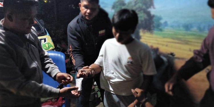 Tersangka Agus Budianto alias Budi (baju putih) diringkus Personil Polsek Prapt Janji.