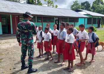 Satgas Pamtas Yonif 126/KC Menjadi Tenaga Pengajar di Perbatasan RI-PNG