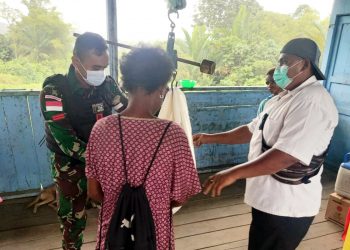 Bersama Puskesmas Towe Hitam Papua, Satgas Pamtas Yonif 126/KC Gelar Posyandu Bagi Warga di Perbatasan RI-PNG