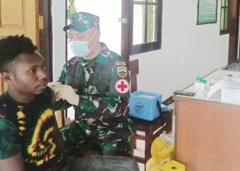 Satgas Yonif 126/KC Bantu Nakes Puskesmas Senggi Gelar Vaksinasi Massal di Perbatasan RI-PNG