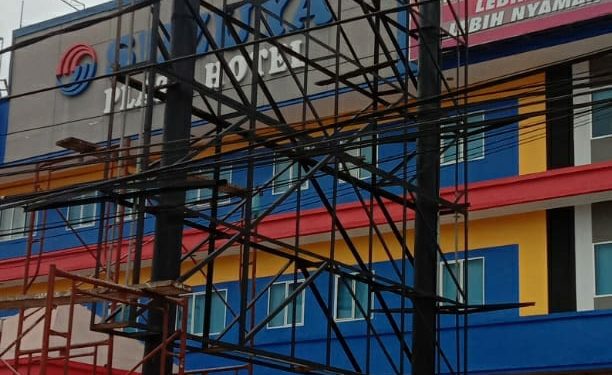 Papan Reklame Suzuya Rantauprapat Diduga Tak Berizin