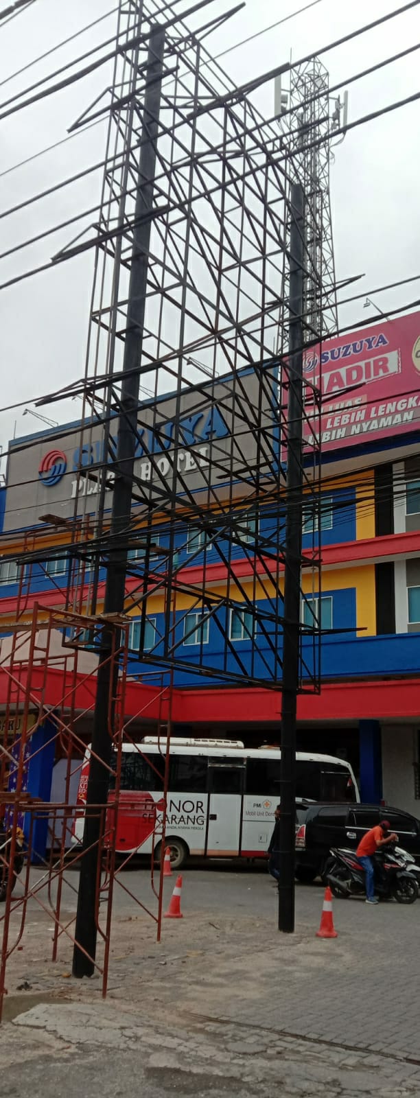 Papan Reklame Suzuya Rantauprapat Diduga Tak Berizin