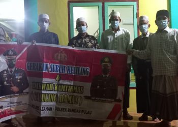 Bhabinkamtibmas Polsek Bandar Pulau Sholat Subuh Bersama dengan Warga Aek Songsongan