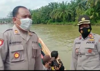 Keren, Waka Polres Asahan Naik Sampan ke Desa Padang Mahondang