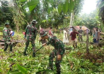 Satgas Pamtas YONIF 126/KC Asagan Ajak Warga Perbatasan Bersihkan Makam
