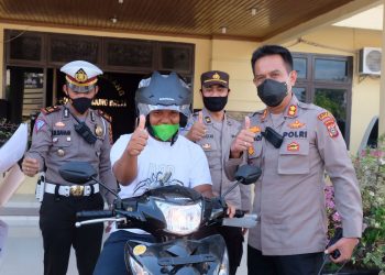 Hore, Nelayan di Tanjungbalai Terima Hadiah Utama Sepedamotor  Vaksinasi AKABRI 2001 dari Kapolres