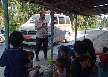 Keliling Desa Pakai Mobil Ambulance, Personel Polres Asahan Ajak Masyarakat untuk Vaksin
