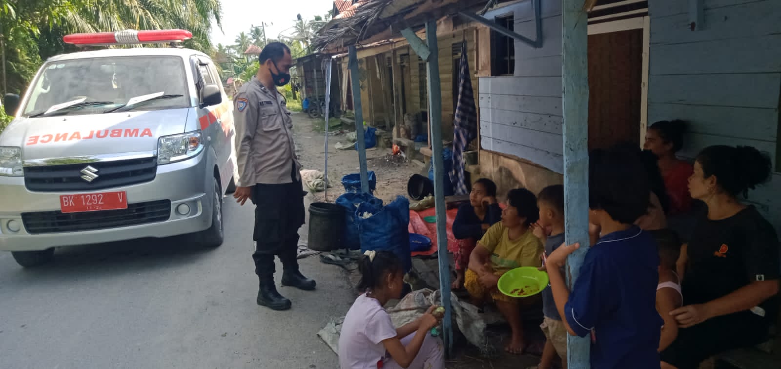 Keliling Desa Pakai Mobil Ambulance, Personel Polres Asahan Ajak Masyarakat untuk Vaksin