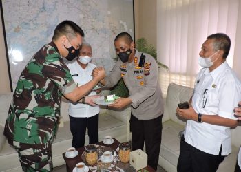 HUT ke 76 TNI AD, Bupati dan Kapolres Asahan Bawa Nasi Tumpeng dan Kue ke Makodim 0208/AS