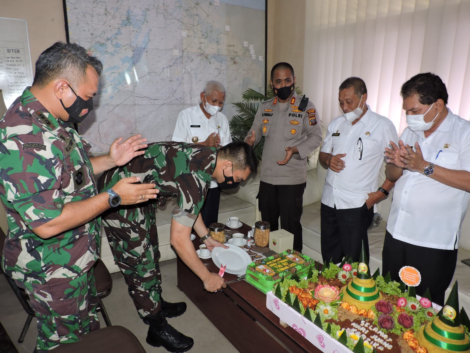 HUT ke 76 TNI AD, Bupati dan Kapolres Asahan Bawa Nasi Tumpeng dan Kue ke Makodim 0208/AS