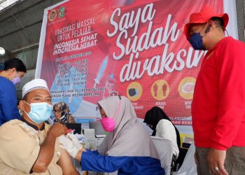 Tim Medical Intelligence BIN mendampingi penyuntikan vaksin Covid-19 kepada masyarakat yang diselenggarakan di jalan Marelan VI Pasar 2 Timur, lingkungan 24, kecamatan Medan Marelan. 