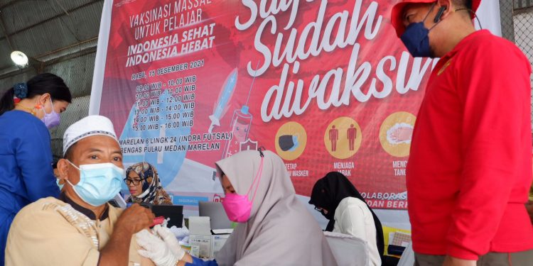 Tim Medical Intelligence BIN mendampingi penyuntikan vaksin Covid-19 kepada masyarakat yang diselenggarakan di jalan Marelan VI Pasar 2 Timur, lingkungan 24, kecamatan Medan Marelan. 