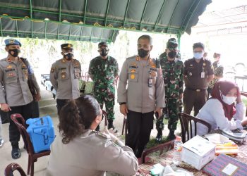 296 Warga Divaksinasi Pihak Polres Asahan di Pesantren Darul Falah