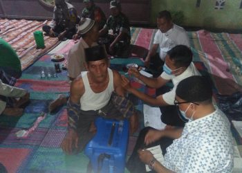 18 Warga Divaksin Pihak Polsek Bandar Pasir Mandoge saat Gelar Vaksinasi di Malam Hari