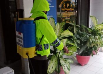 Cegah Penyebaran Covid 19, Personil Polsek Pulau Raja Lakukan Penyemprotan