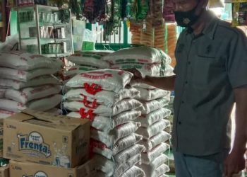 Personel Polsek Simpang Empat Asahan Cek Harga Sembako Disejumlah Toko