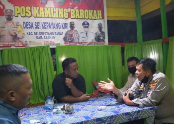 Kapolsek Sei Kepayang Serahkan Gula, Mie dan Teh Celup Bantuan Kapolres Asahan ke Petugas Pos Kamling