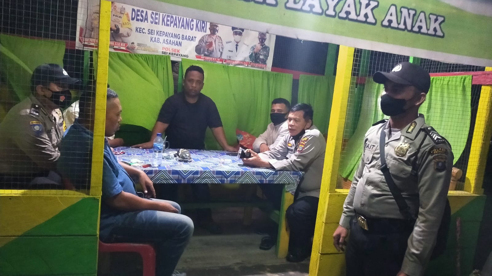 Kapolsek Sei Kepayang Serahkan Gula, Mie dan Teh Celup Bantuan Kapolres Asahan ke Petugas Pos Kamling