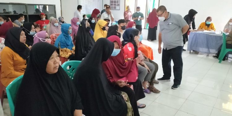 Koordinator Wilayah Bidang Pendidikan Kecamatan Kualuh Hulu, Rahman Saleh meninjau pelaksanaan vaksinasi.