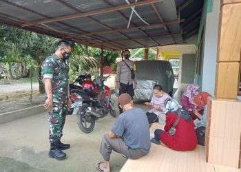 Bhabinkamtibmas Polsek Pulau Raja Asahan Aipda Iwan dan Babinsa Sertu Surono Imbau Warga untuk Vaksin