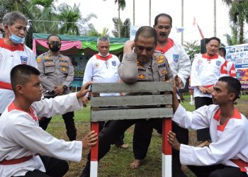 Keren, Kapolres Asahan Pecahkan Batako Pakai Tangan Kosong