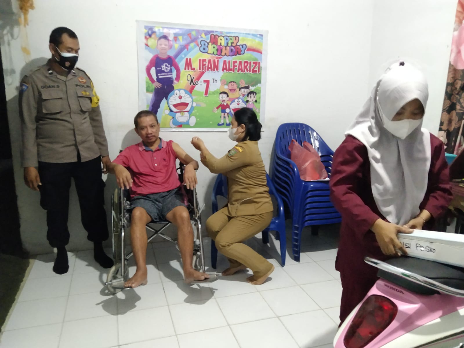 Meski Hujan Lebat, Kaposian dan Babinkantimas Datangi Kediaman Warga