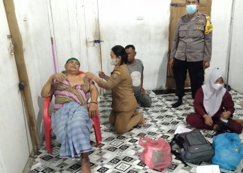 Meski Hujan Lebat, Personel Polres Asahan dan Babinkantimas Meranti Datangi Kediaman Warga