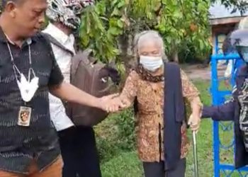 Salut, Personel Polres Asahan Bripka Ridwan Lubis Antar Jemput 2 Lansia untuk Vaksin Pakai Mobil Pribadi