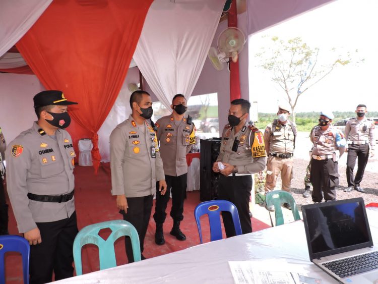 Kapolres Asahan AKBP Putu Yudha Prawira SIK MH saat melakukan pengecekan Pos PAM I Meranti