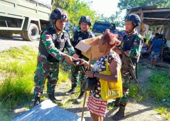 Warga Kampung Yurup Terima Pakaian dari Keroom-Dankipur III Satgas Pamtas RI-PNG Yonif 126/KC Asahan