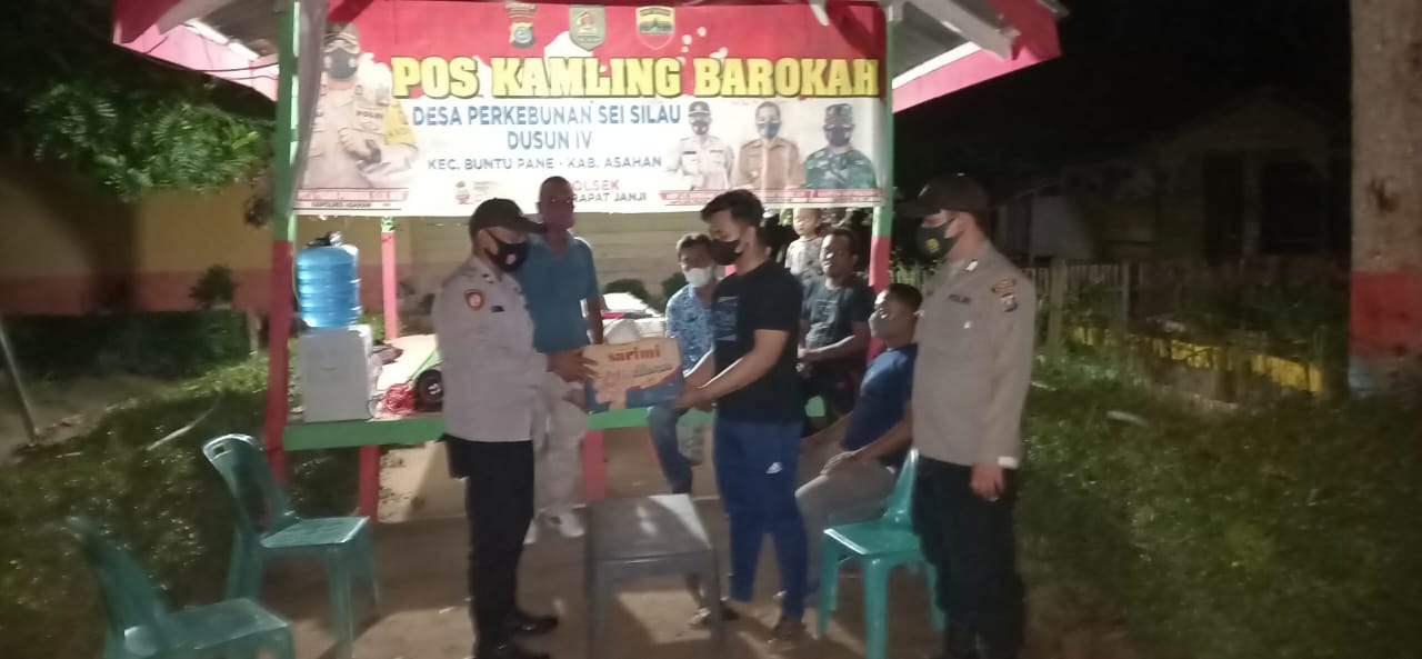 Kunjungi Pos Kamling, Personel Polsek Parapat Janji Serahkan Bingkisan dari Kapolres Asahan