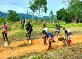 Satgas Pamtas RI-PNG Yonif 126/KC Asahan Bantu Warga Membersihkan Jalan
