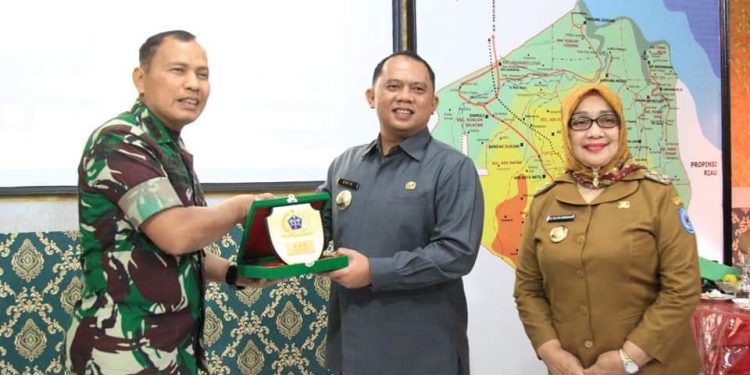 Bupati Labuhanbatu H Erik Adtrada Ritonga (tengah) saat memberikan cindera mata kepada Danrem 022/PT Kolonel Inf Parlindungan Hutagalung, SAP.