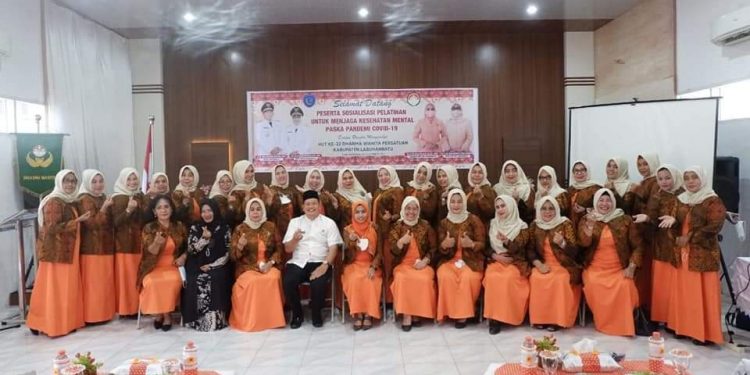 Pengurus Dharma Wanita Persatuan Kabupaten Labuhanbatu berfoto bersama seusai acara.