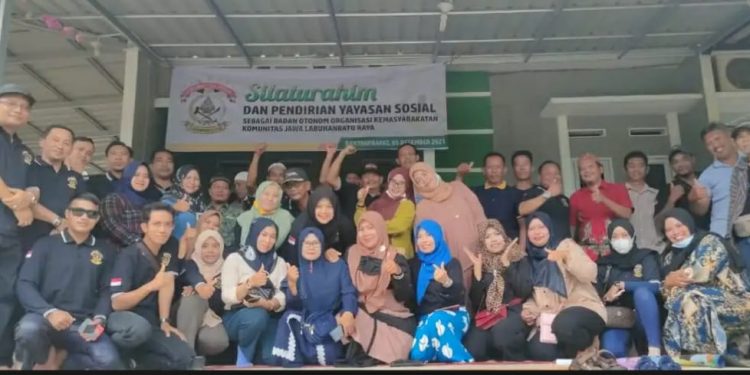 Pengurus Komunitas Jawa Labuhanbatu berfoto bersama seusai acara.