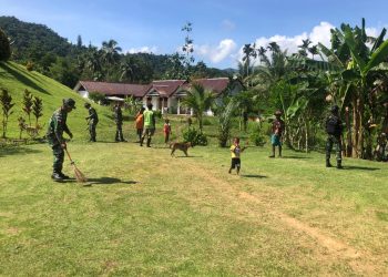 Satgas Pamtas Yonif 126/KC Kerja Bakti Bersihkan Gereja Katolik ST Paroki di Kampung Umuaf Perbatasan RI-PNG