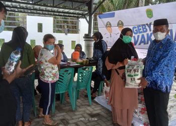 Tarik Minat Masyarakat, Usai Divaksin Disdik Labura Berikan Sembako ke Warga