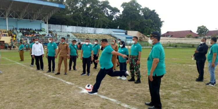 Bupati Labuhanbatu H Erik menendang bola tanpa liga OPD resmi