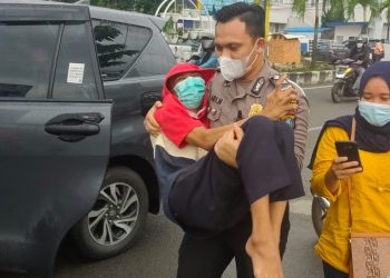 Viral Video Personil Satlantas Gendong Penyandang Disabilitas Untuk Vaksinasi