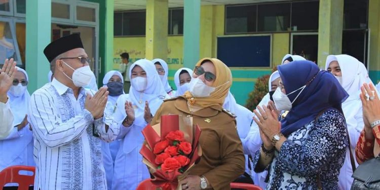 Wakil Bupati Labuhanbatu,Hj Ellya Rosa Siregar saat menyambut kedatangan Kakanwil Kemenag Prov Sumut.